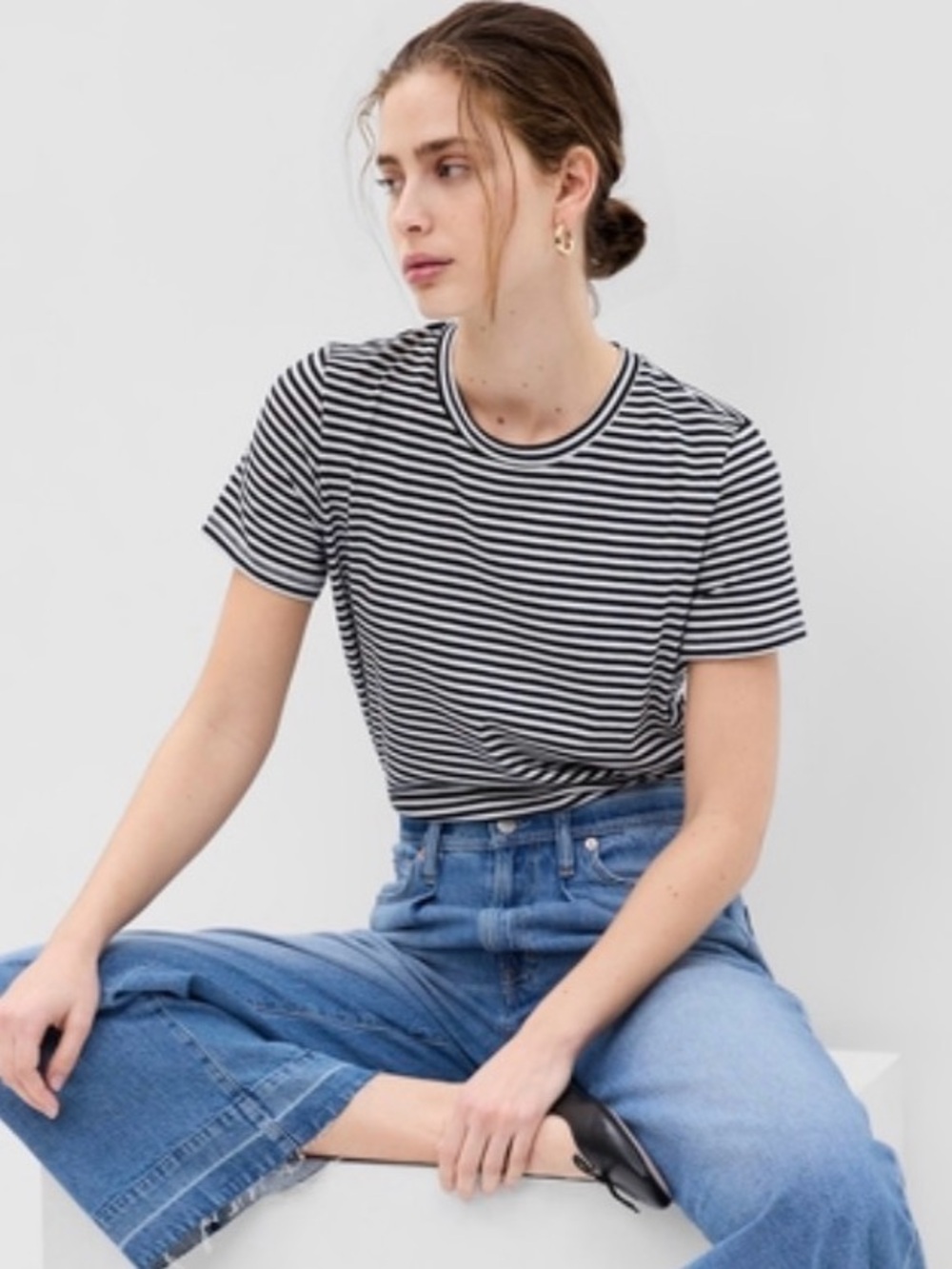 GAP Black and White Vertical Stripe Short Sleeve Tee Medium